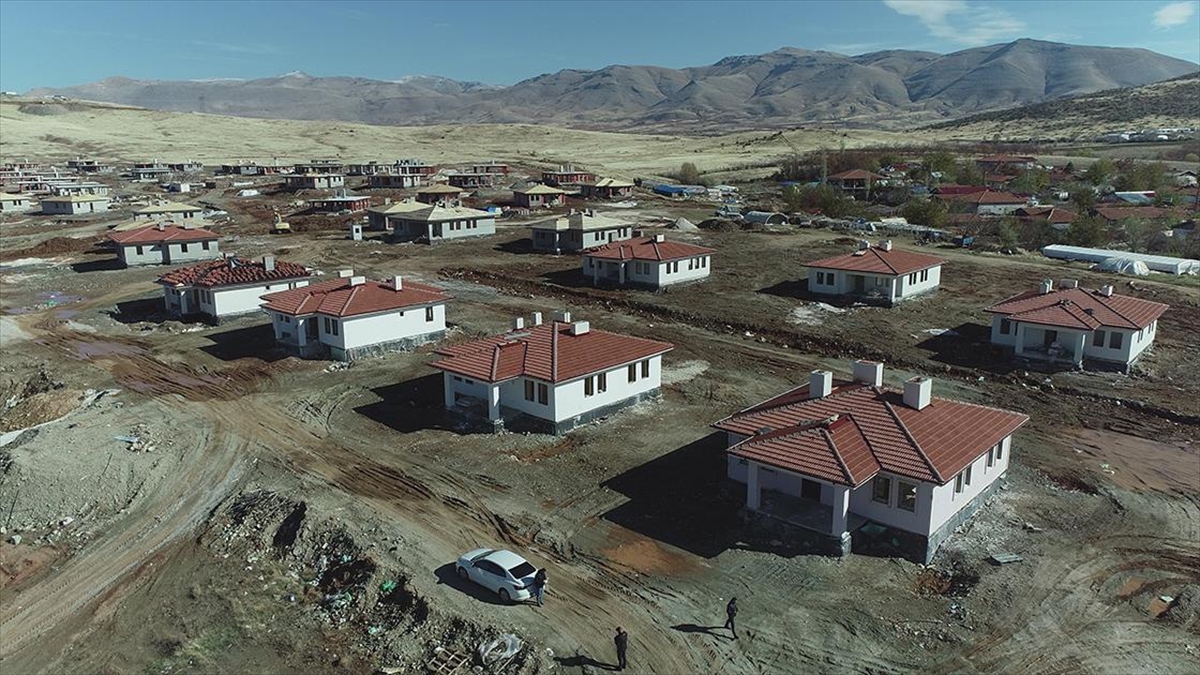 Kahramanmaraş merkezli depremlerden etkilenen Malatya'nın Doğanşehir ilçesinde yapılan bazı köy