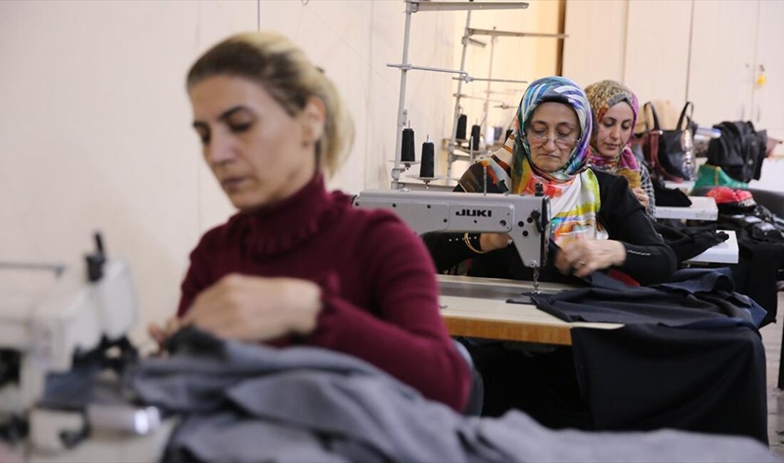 Mardin'de halk eğitimi merkezinde usta öğreticiler ve kursiyerler ile gönüllü