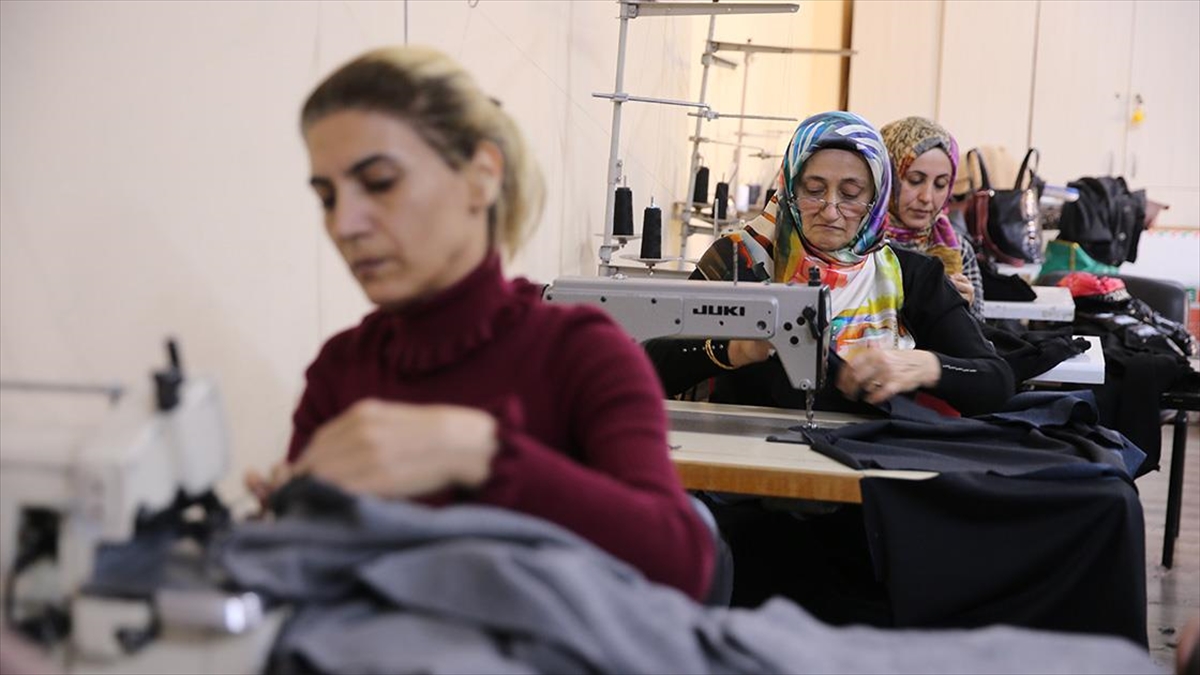 Mardin'de halk eğitimi merkezinde usta öğreticiler ve kursiyerler ile gönüllü