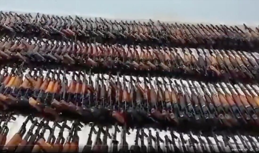 Mehmetçik, terör örgütü PKK'ya ait mağarada 467 piyade tüfeği ele geçirdi Milli Savunma Bakanlığı, Pençe-Kilit Operasyonu bölgesinde teslim olan teröristin verdiği