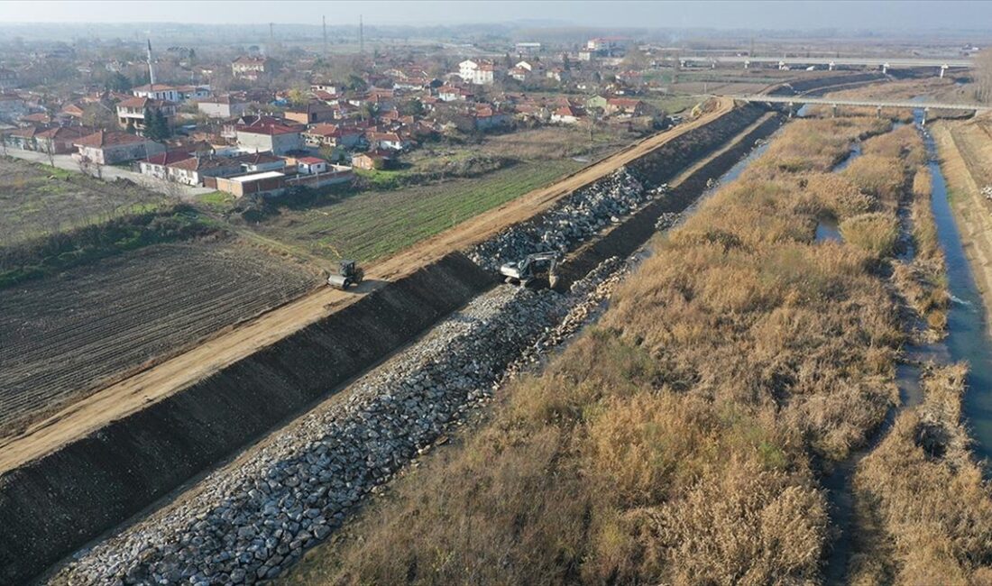 Edirne'den geçen Meriç Nehri'nde taşkınları önlemek amacıyla inşa edilen Kanal