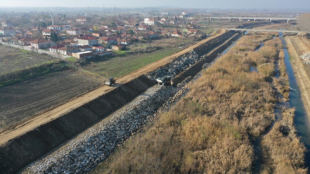 Edirne'den geçen Meriç Nehri'nde taşkınları önlemek amacıyla inşa edilen Kanal