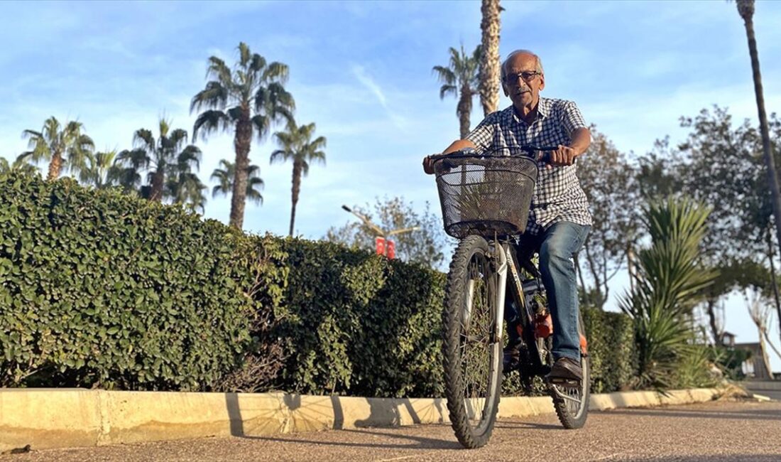 Yenişehir ilçesi Palmiye Mahallesi'nin muhtarı Yusuf Yegül, pedal çevirdiği sokaklarda