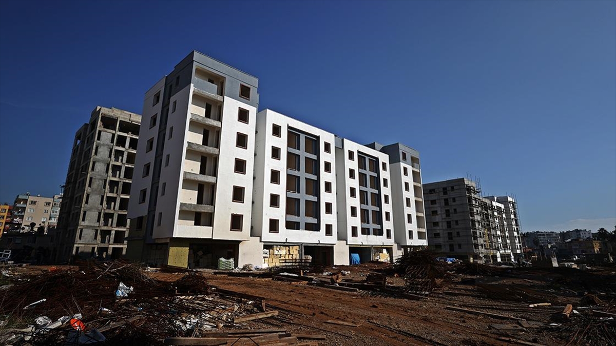 Mersin'in merkez Akdeniz ilçesi Barış Mahallesi'nde, inşaat çalışmalarında yüzde 65'i