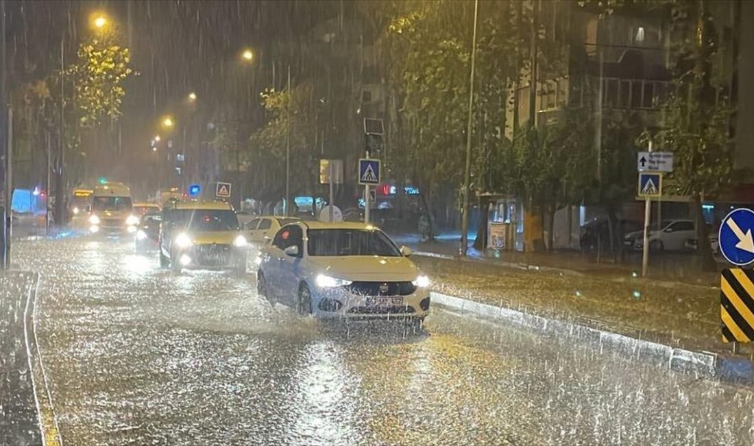 Antalya'da akşam saatlerine kadar gök gürültülü sağanak bekleniyor.