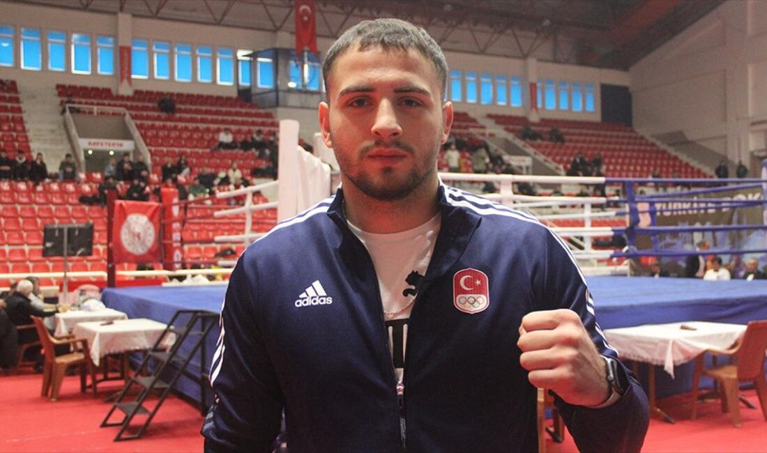Samsunlu milli boksör Berat Acar, önce 2024 Paris Olimpiyatları için