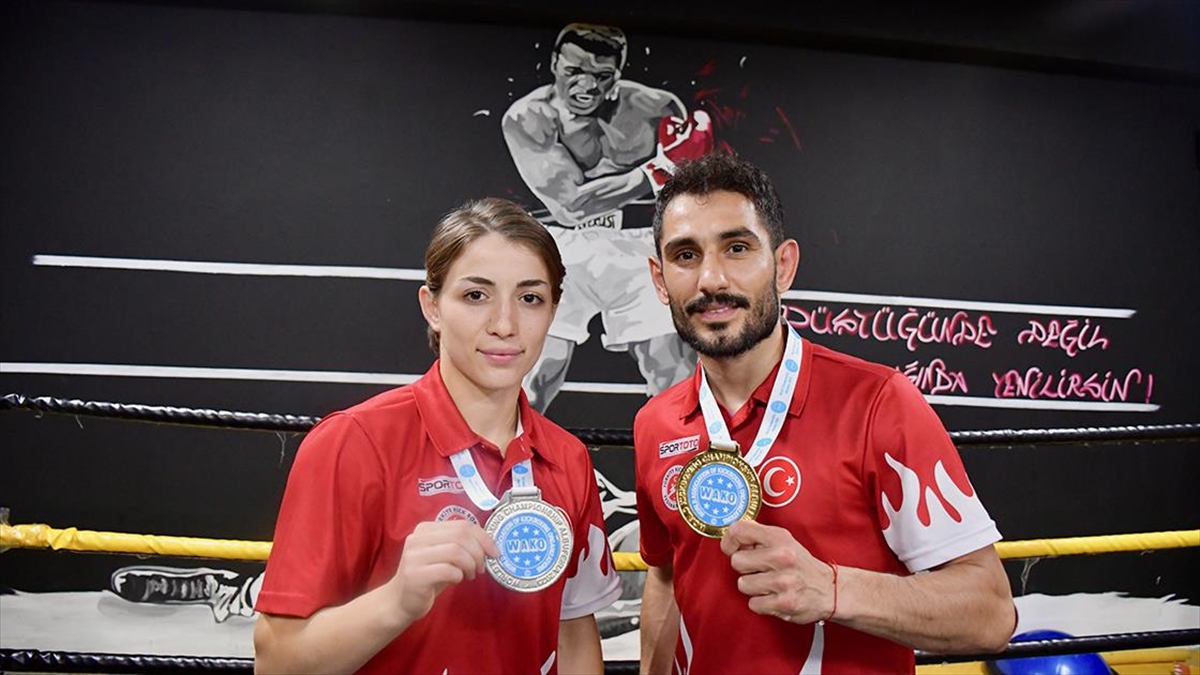 Dünya Kick Boks Şampiyonası'nda kürsünün zirvesinde yer alan Emre Karaca