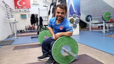 Sivas'ta doğuştan boy kısalığı bulunan 1 metre 25 santimetrelik milli