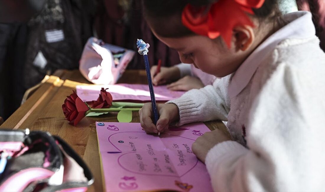 Ankara'da okuma yazmayı yeni öğrenen öğrencilerin yazdığı sevgi ve minnet