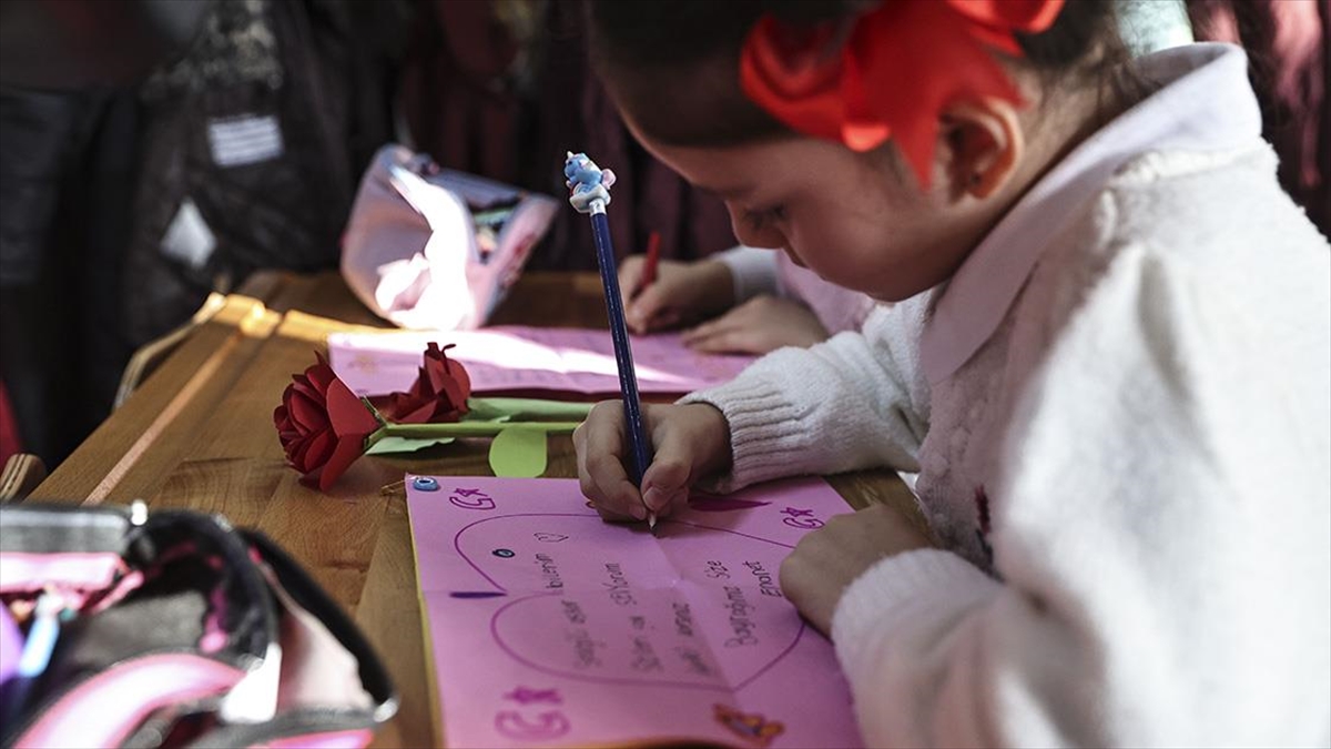 Ankara'da okuma yazmayı yeni öğrenen öğrencilerin yazdığı sevgi ve minnet