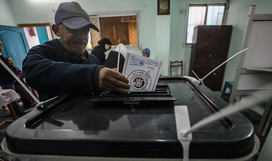 Mısırlı seçmenler, yeni Cumhurbaşkanı'nı seçmek üzere sandık başına gitti.
