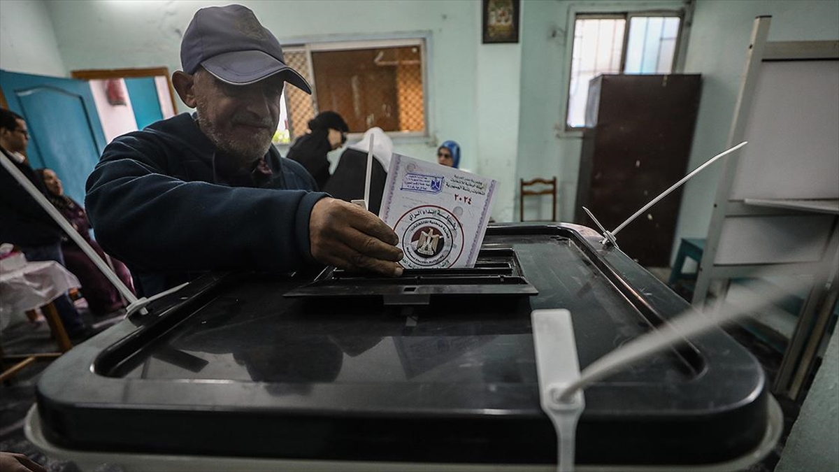 Mısırlı seçmenler, yeni Cumhurbaşkanı'nı seçmek üzere sandık başına gitti.