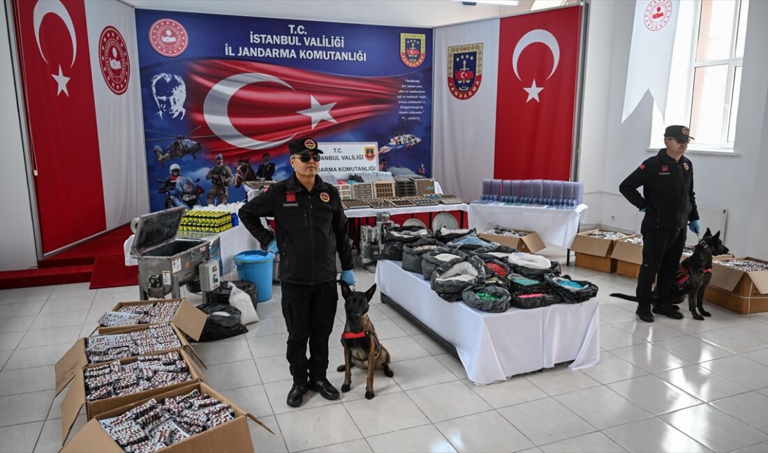 “Narkogüç-40 Operasyonu”nda İstanbul'da yakalanan 5 zanlı adliyeye gönderildi Uyuşturucu imal eden ve satan "zehir tacirlerine" yönelik 47 ilde