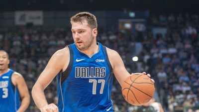 Amerikan Basketbol Ligi'nde (NBA) Dallas Mavericks, deplasmanda Phoenix Suns'ı 128-114
