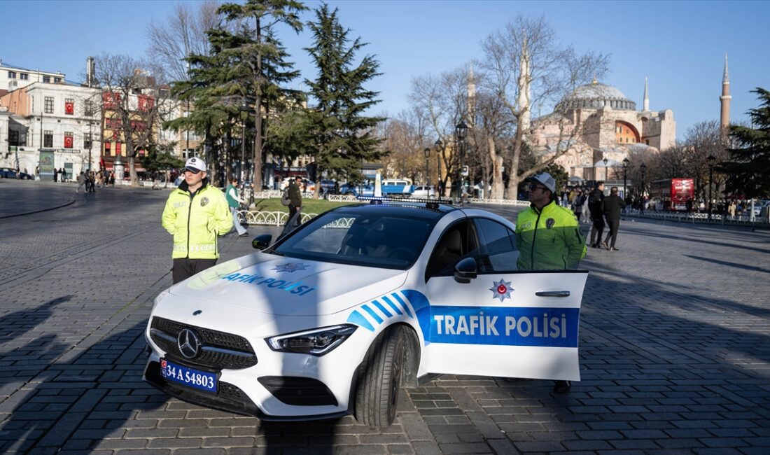 Operasyonlarda ele geçirilerek emniyete tahsis edilen araçlar İstanbul'da göreve başladı İSTANBUL (AA) – Fatih, Beyoğlu, Kadıköy, Eminönü ve Beşiktaş’ta görev
