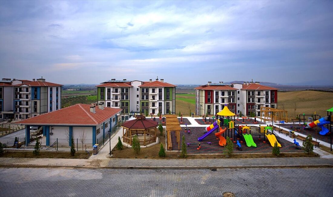 Osmaniye'de depremzedeler için Toplu Konut İdaresi Başkanlığınca (TOKİ) inşasına başlanan