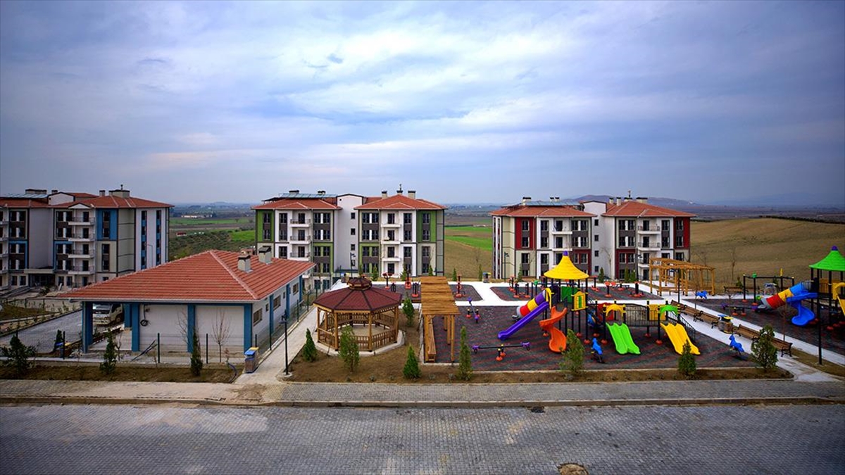 Osmaniye'de depremzedeler için Toplu Konut İdaresi Başkanlığınca (TOKİ) inşasına başlanan