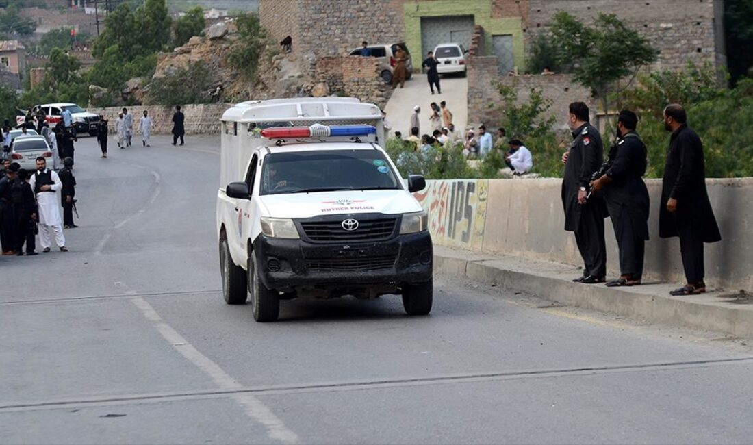 Pakistan'ın Hayber Pahtunhva eyaletinde bomba yüklü araçla güvenlik noktasına düzenlenen
