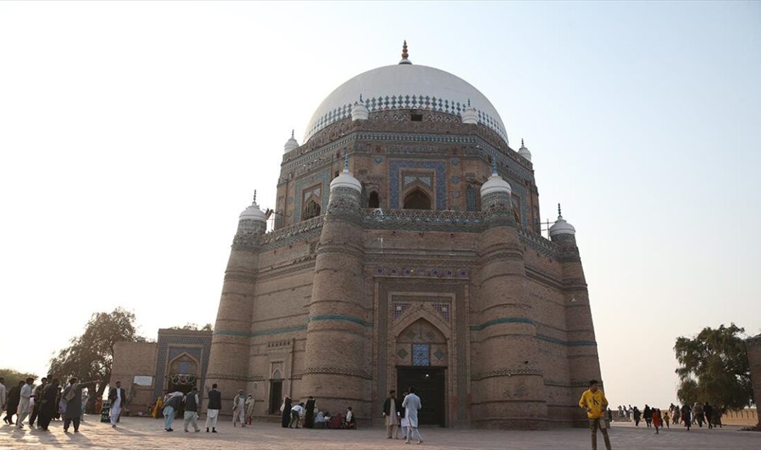 Pakistan'ın Pencap eyaletinin Multan şehrinde 1324'te inşa edilen Şah Rükn-i