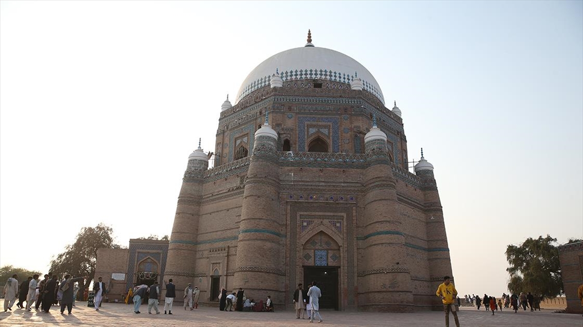 Pakistan'ın Pencap eyaletinin Multan şehrinde 1324'te inşa edilen Şah Rükn-i