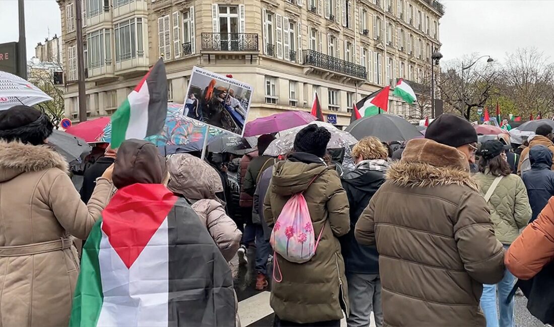 Fransa'nın başkenti Paris'te yoğun yağmura aldırış etmeden sokağa inen halk,