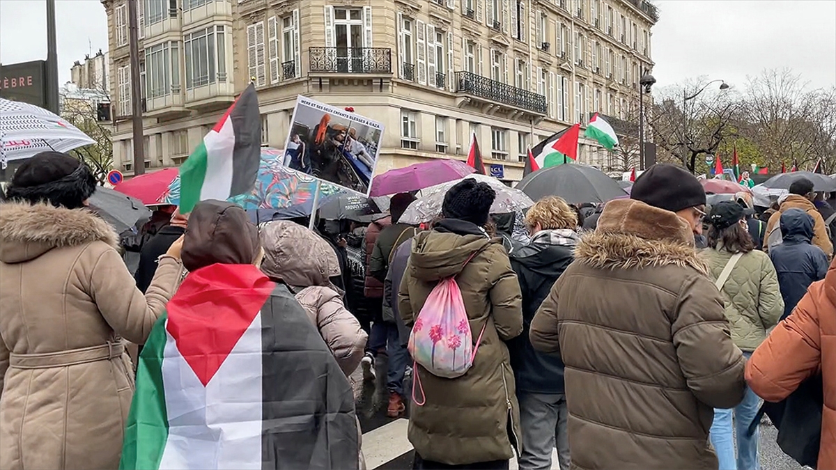 Fransa'nın başkenti Paris'te yoğun yağmura aldırış etmeden sokağa inen halk,