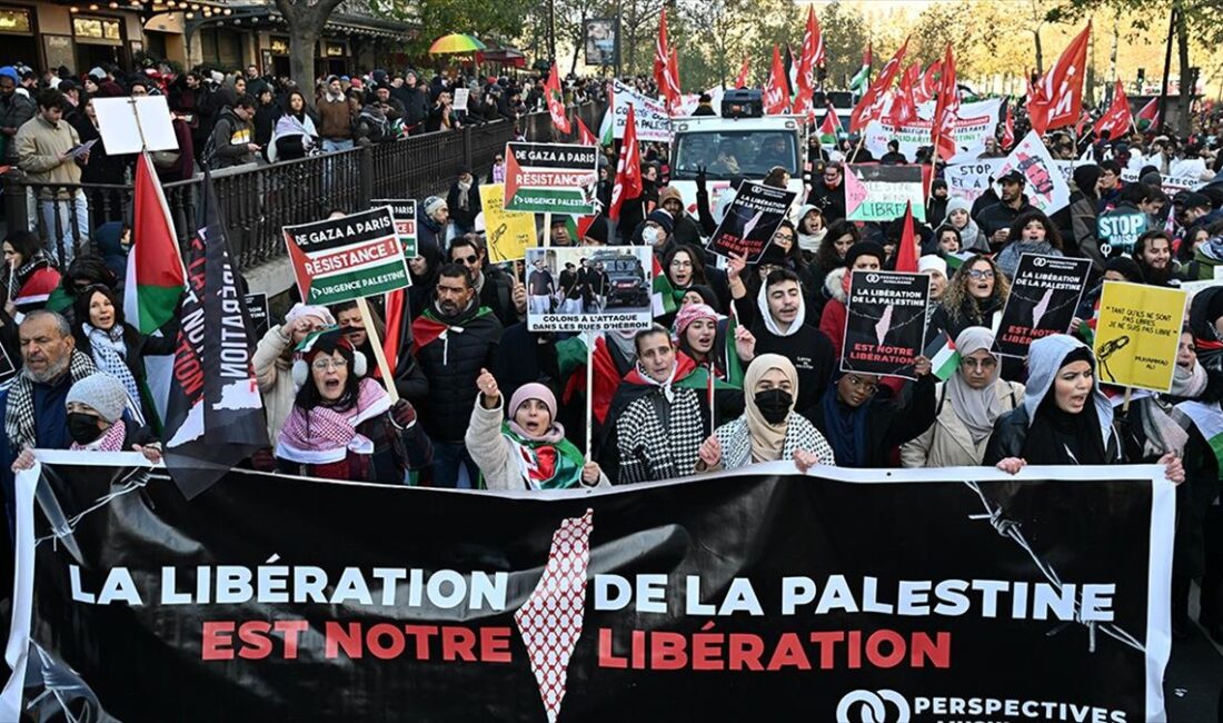 Fransa'nın başkenti Paris'te Filistin'e destek için soğuk havaya rağmen sokaklara