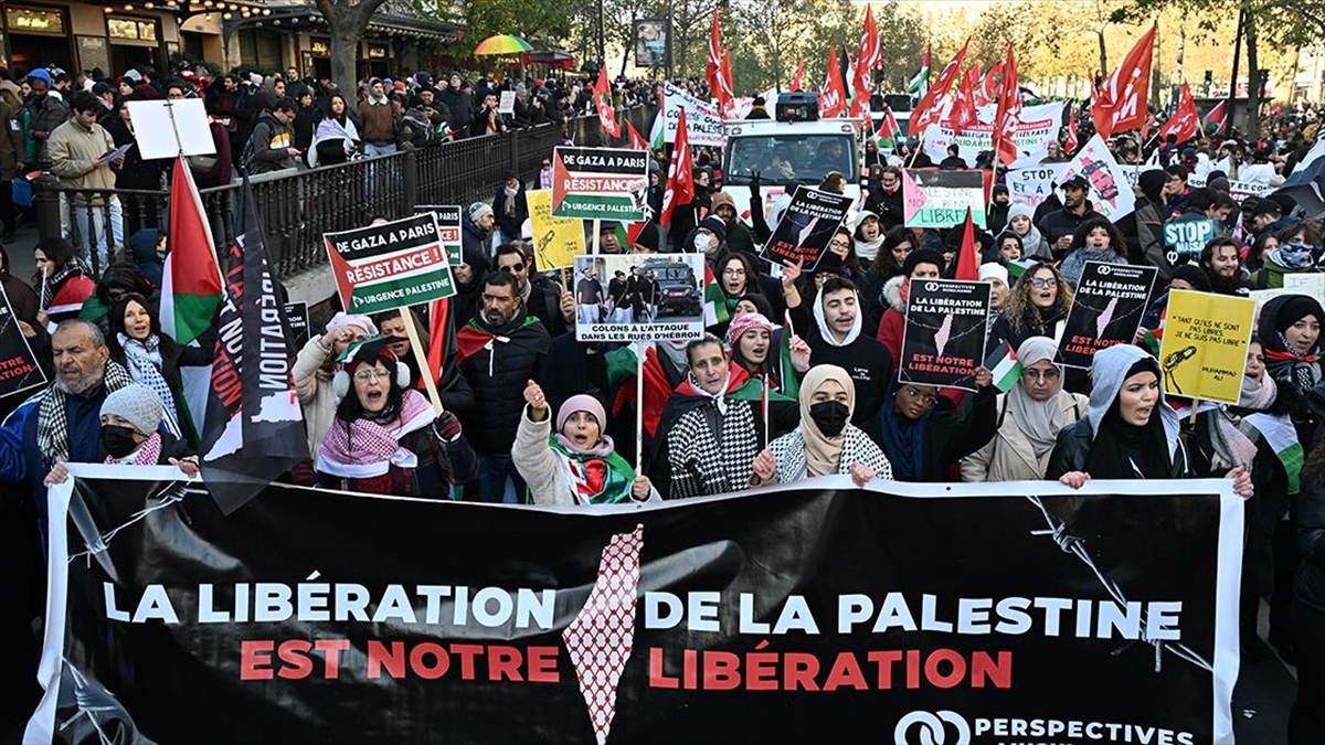 Fransa'nın başkenti Paris'te Filistin'e destek için soğuk havaya rağmen sokaklara