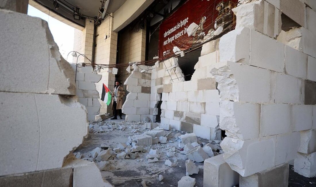 İşgal altındaki Batı Şeria'nın Ramallah Belediye binasının önüne, İsrail'in Gazze