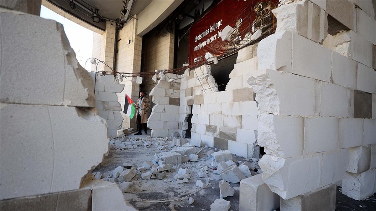 İşgal altındaki Batı Şeria'nın Ramallah Belediye binasının önüne, İsrail'in Gazze