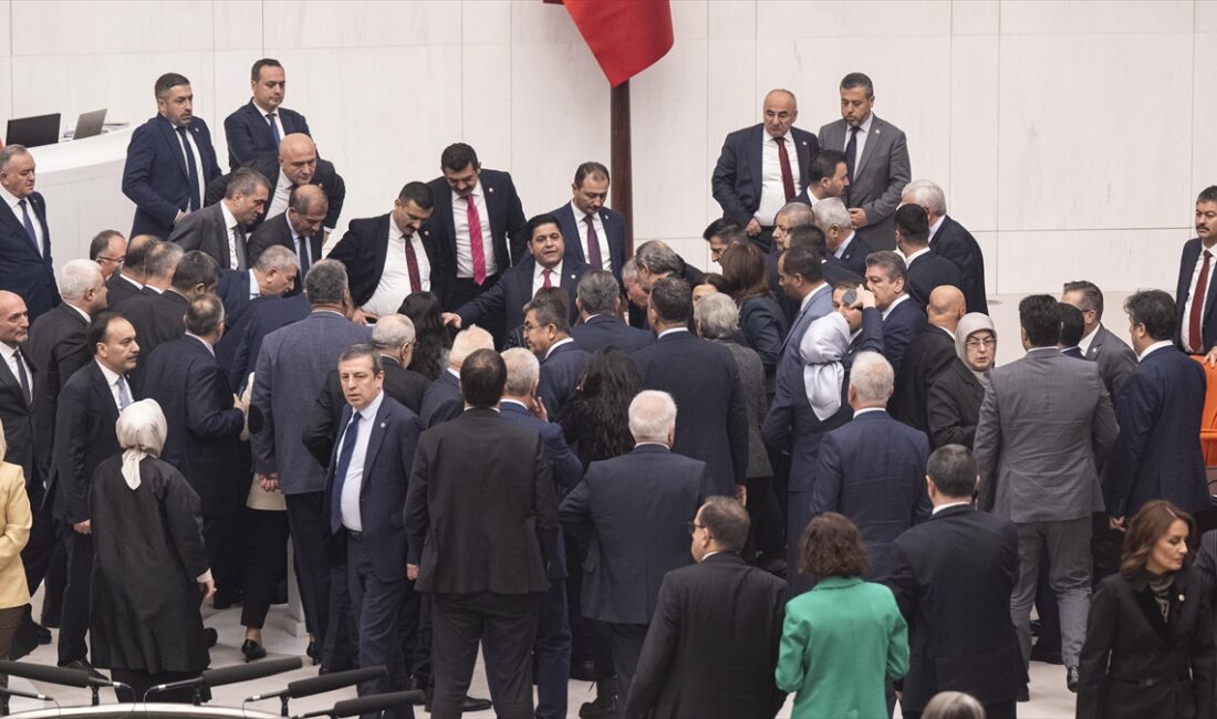 TBMM Genel Kurulu'nda, Saadet Partisi Kocaeli Milletvekili Hasan Bitmez, kürsüde