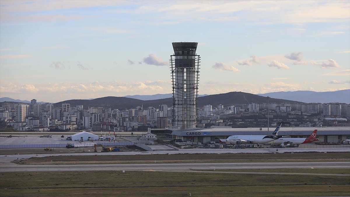 İSTANBUL (AA) – Açılış öncesi Sabiha Gökçen Havalimanı’nda incelemelerde bulunan
