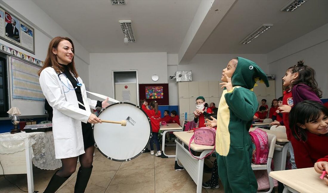 Aydın'da ilkokul öğretmeni Sabiha Çelik, öğrencilerinin derslerini daha iyi kavraması