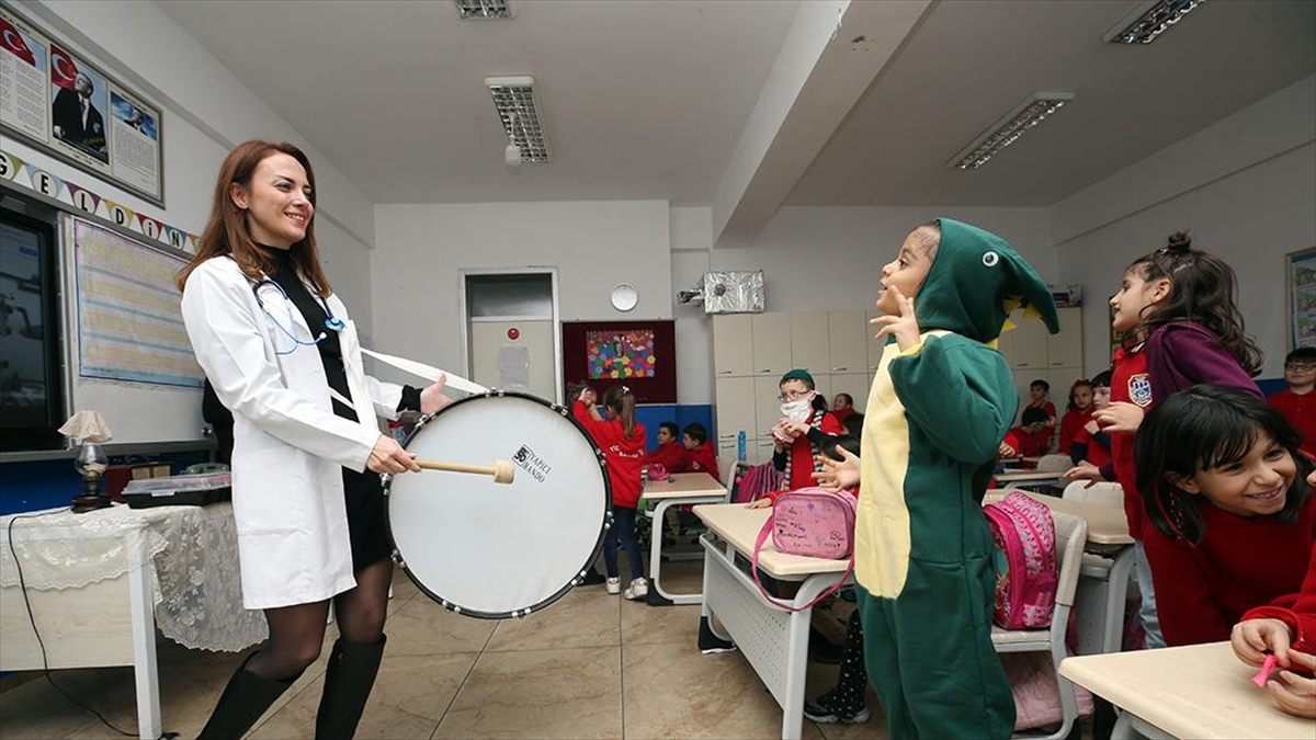 Aydın'da ilkokul öğretmeni Sabiha Çelik, öğrencilerinin derslerini daha iyi kavraması