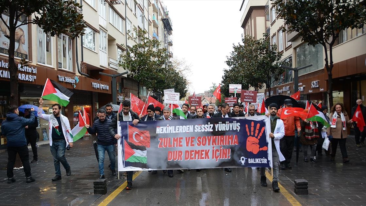 Sağlık çalışanları, Filistin'de yaşananlara dikkat çekmek amacıyla "sessiz yürüyüş" düzenledi.