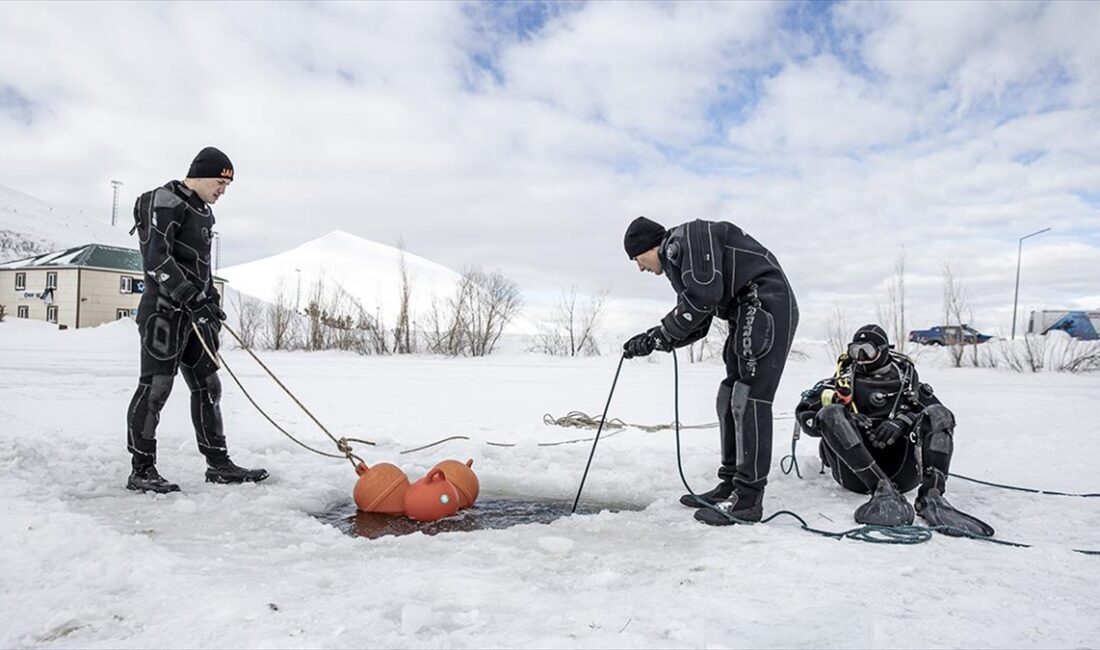 SAK timlerinin buz tutmuş gölete dalarak gerçekleştirdiği tatbikat gerçeği aratmadı ERZURUM (AA) – Her yıl binlerce yerli ve yabancı turistin