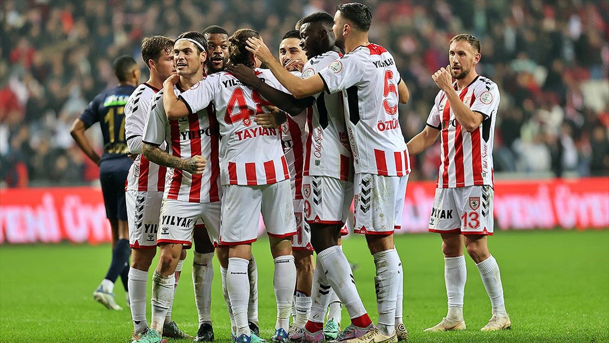Yılport Samsunspor, Trendyol Süper Lig'in 15. haftasında sahasında Kasımpaşa'yı 4-2