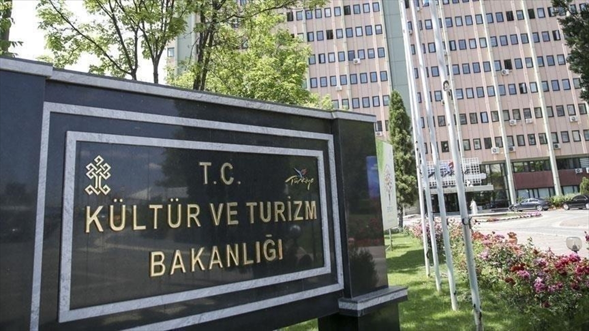 Kültür ve Turizm Bakanlığınca, Türkiye'deki geleneksel sanatları ve sanatçıları desteklemek