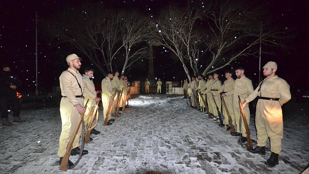 Sarıkamış Harekatı'nın 109'uncu yılı anma etkinlikleri kapsamında, lise öğrencileri saygı
