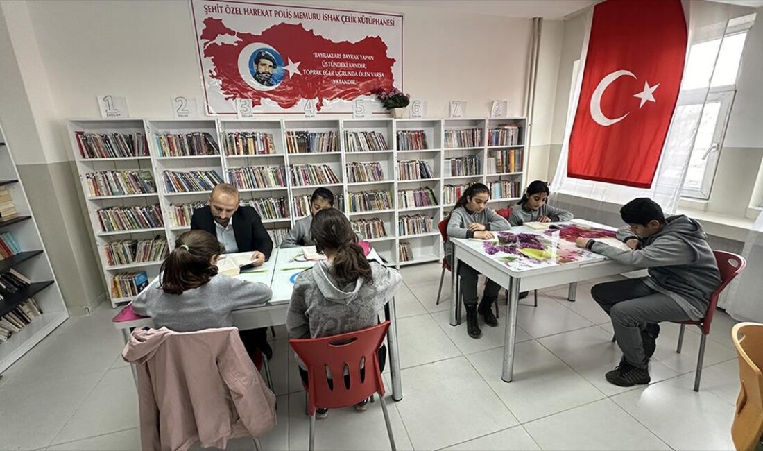 Erzurum'da Türkçe öğretmeni olarak görev yapan Sedat Emrem, 2018'de başlattığı