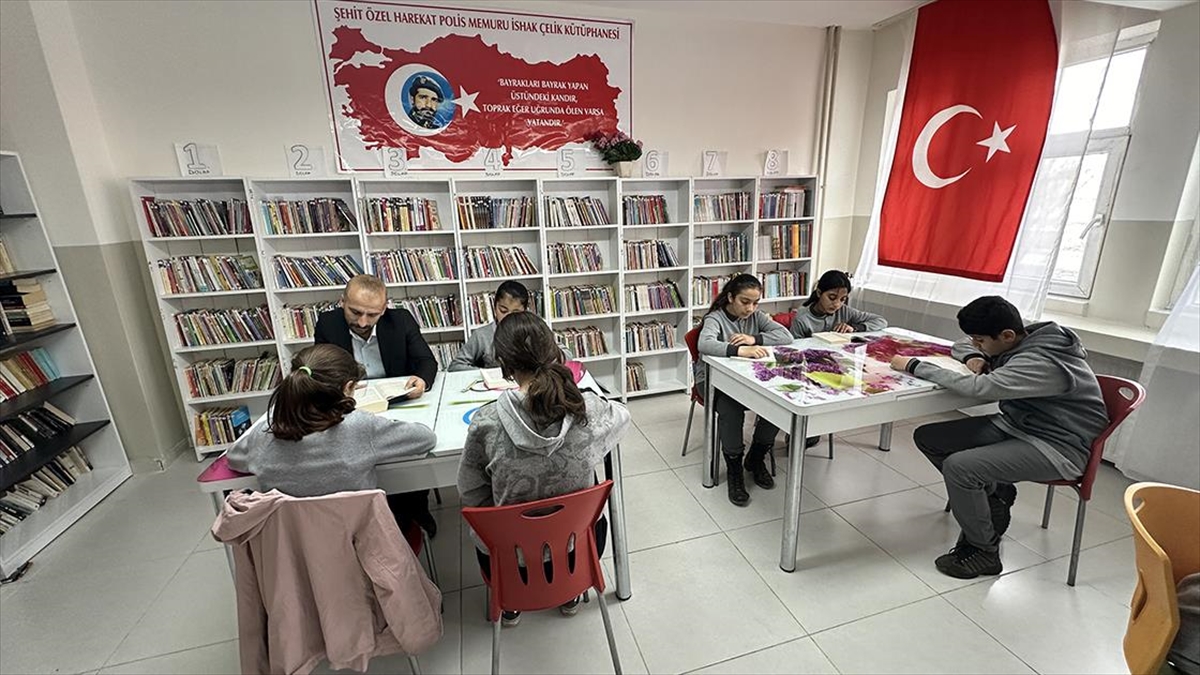 Erzurum'da Türkçe öğretmeni olarak görev yapan Sedat Emrem, 2018'de başlattığı