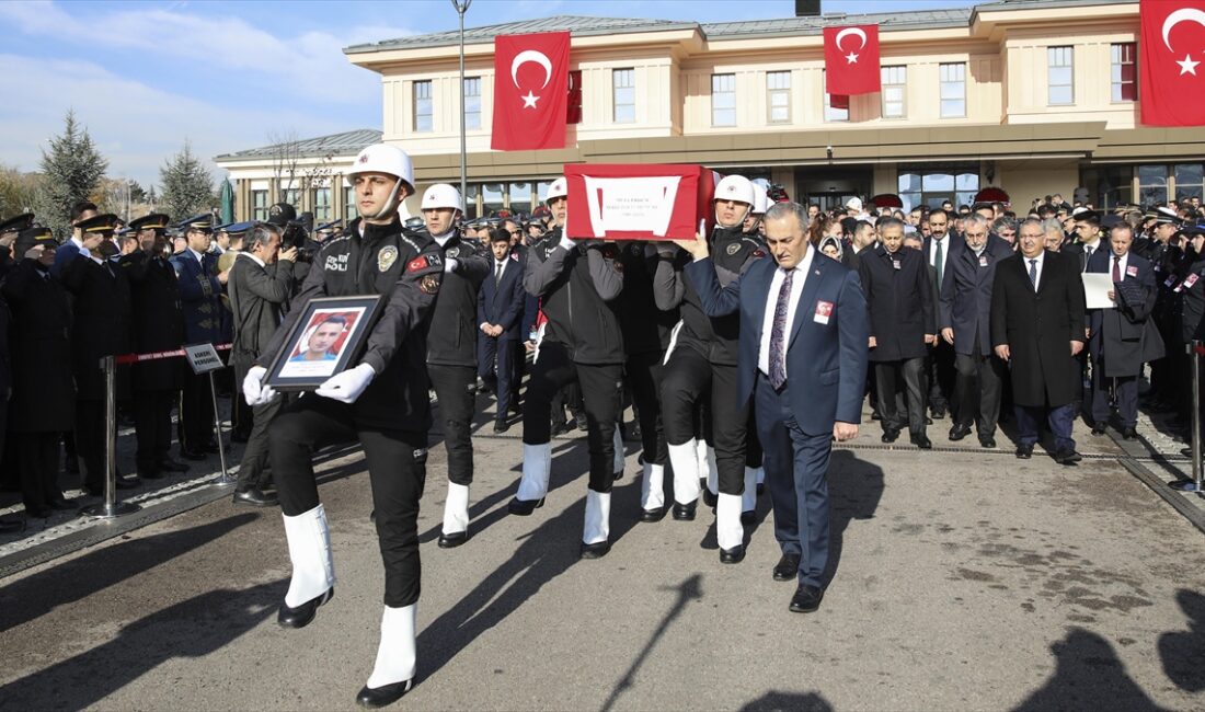 Şehit polis memuru Musa Erdem Adıyaman'da son yolculuğuna uğurlandı Ankara'da görevi sırasında meydana gelen trafik kazasında şehit düşen Aile