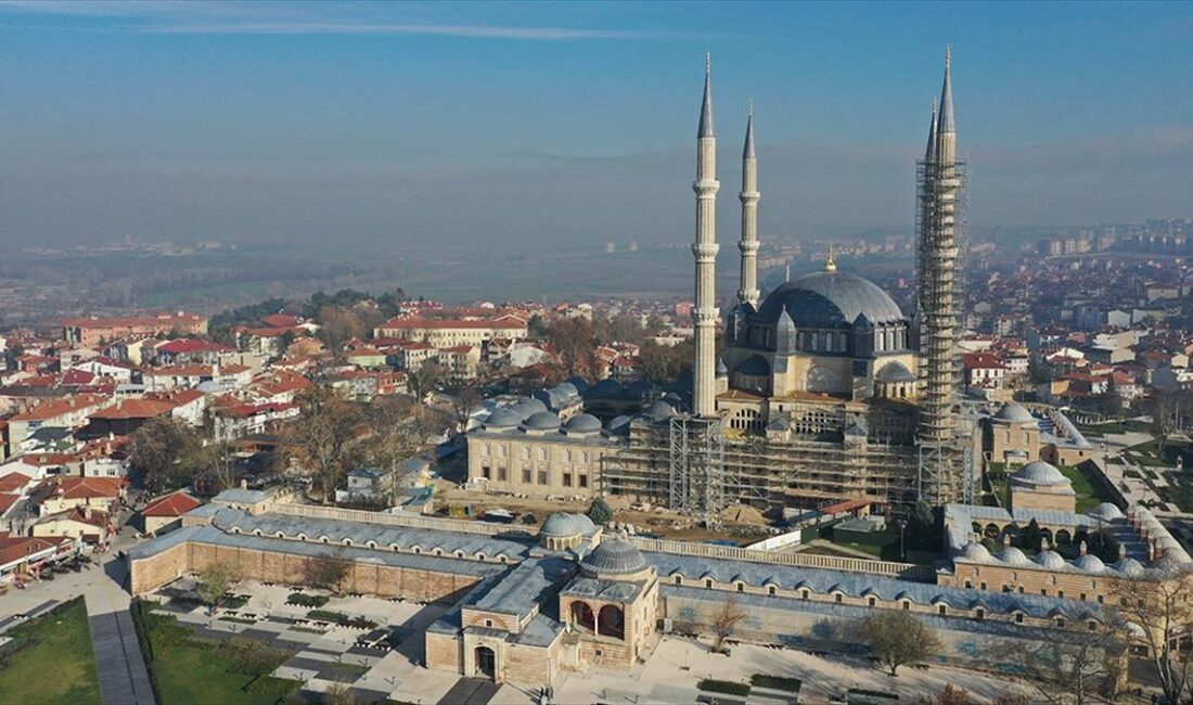 Edirne Valisi Yunus Sezer, Mimar Sinan'ın "ustalık eseri" Selimiye Camisi'nde,