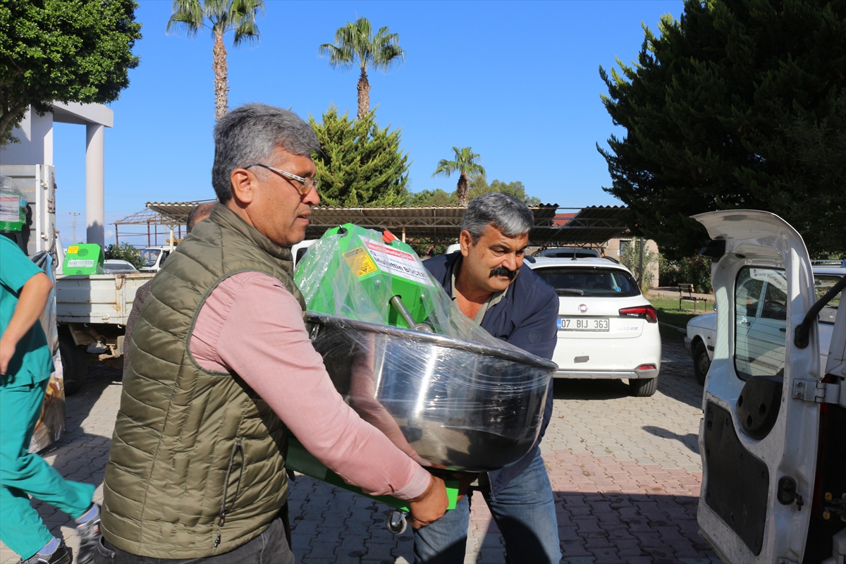 ANTALYA (AA) – Antalya Büyükşehir Belediyesi tarafından Serik'teki çiftçilere arı