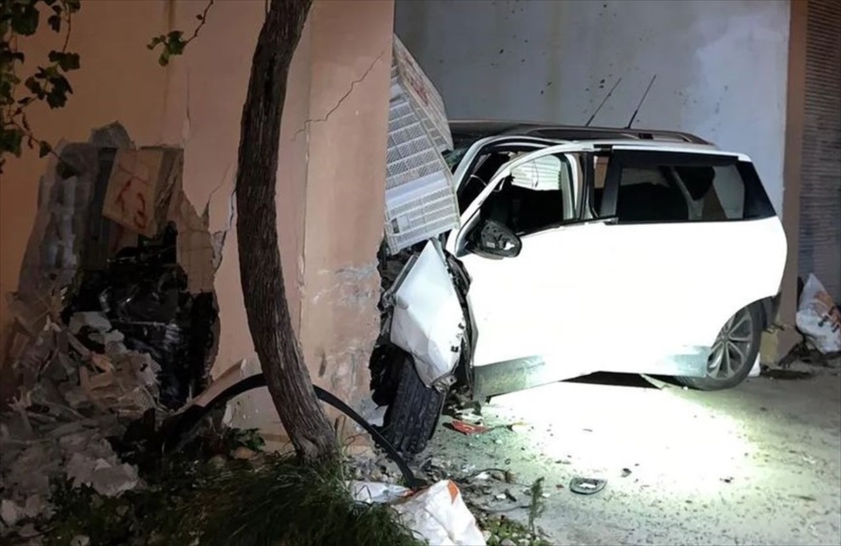 ANTALYA (AA) – Antalya'nın Serik ilçesinde kontrolden çıkarak bir evin