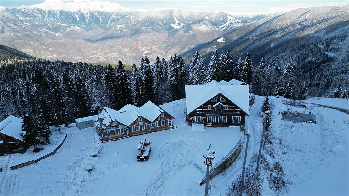 Doğu Karadeniz'in önemli kış turizm merkezlerinden Artvin'deki Atabarı Kayak Merkezi'nde