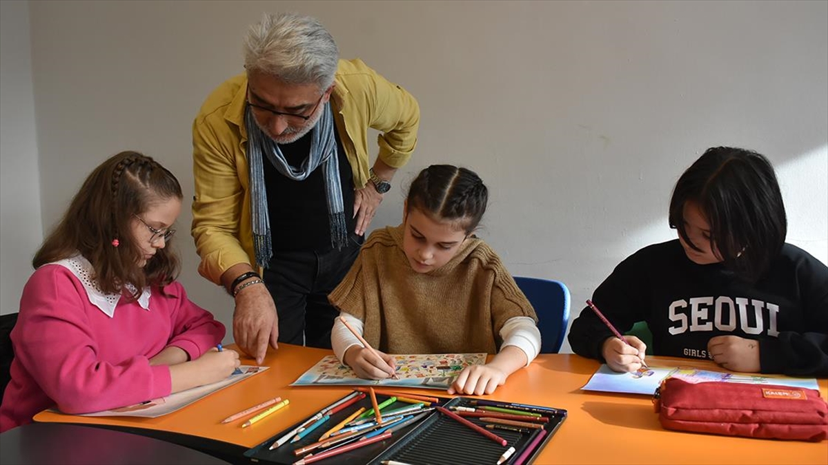 Sinop'un Boyabat ilçesinde öğrenciler çizdikleri ve dünya birinciliği elde ettikleri