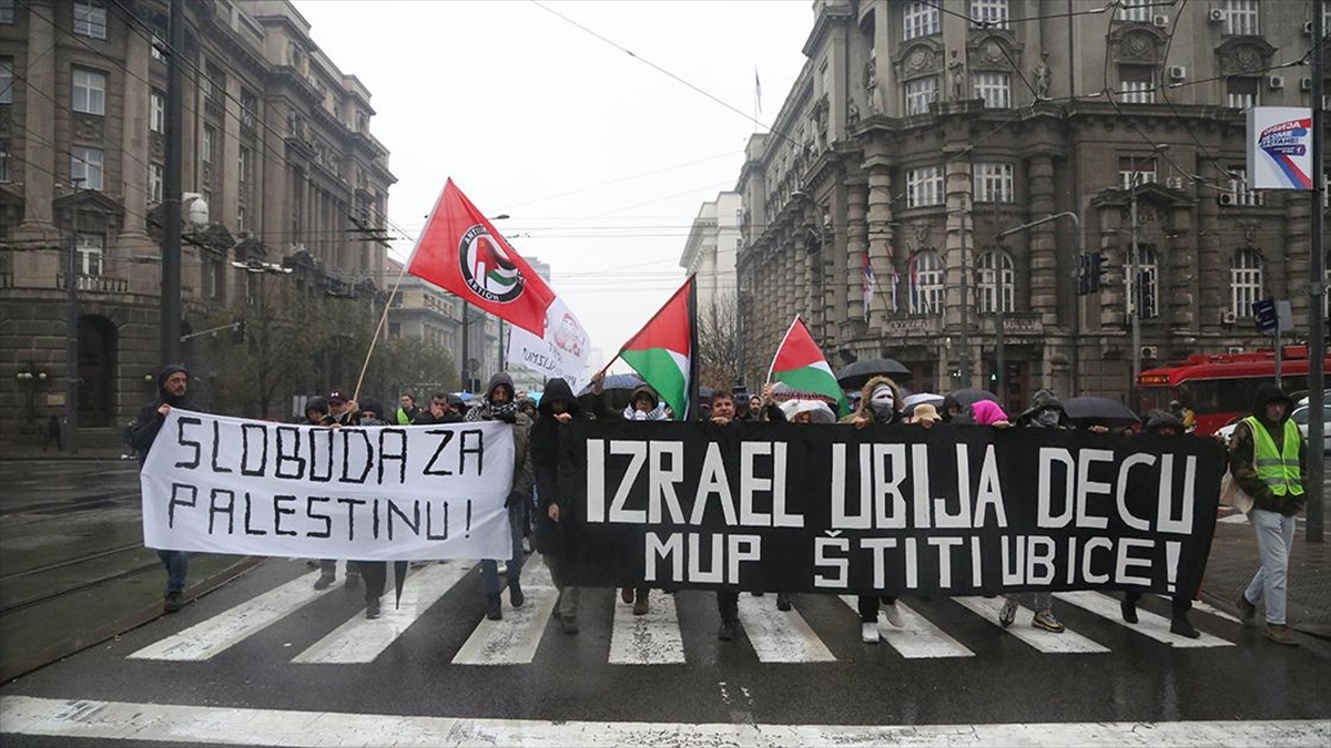 Sırbistan'ın başkenti Belgrad'da, yasak olmasına rağmen yaklaşık 200 kişinin katılımıyla