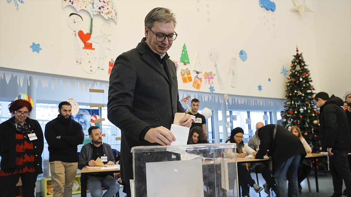 Sırbistan'da düzenlenen erken genel seçimde, Cumhurbaşkanı Aleksandar Vucic'in desteklediği ve