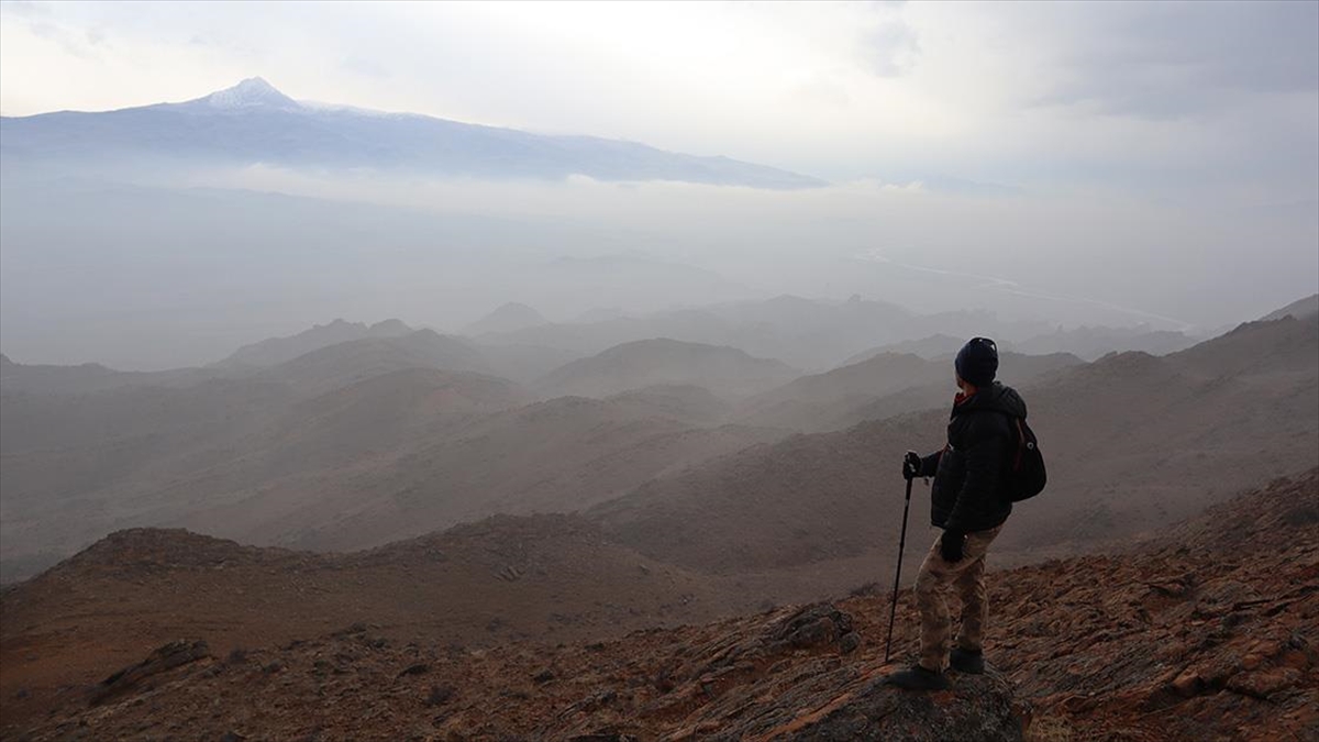 Türkiye-Ermenistan sınırı boyunca ilerleyen Aras Vadisi ve sisler altındaki dağlar,